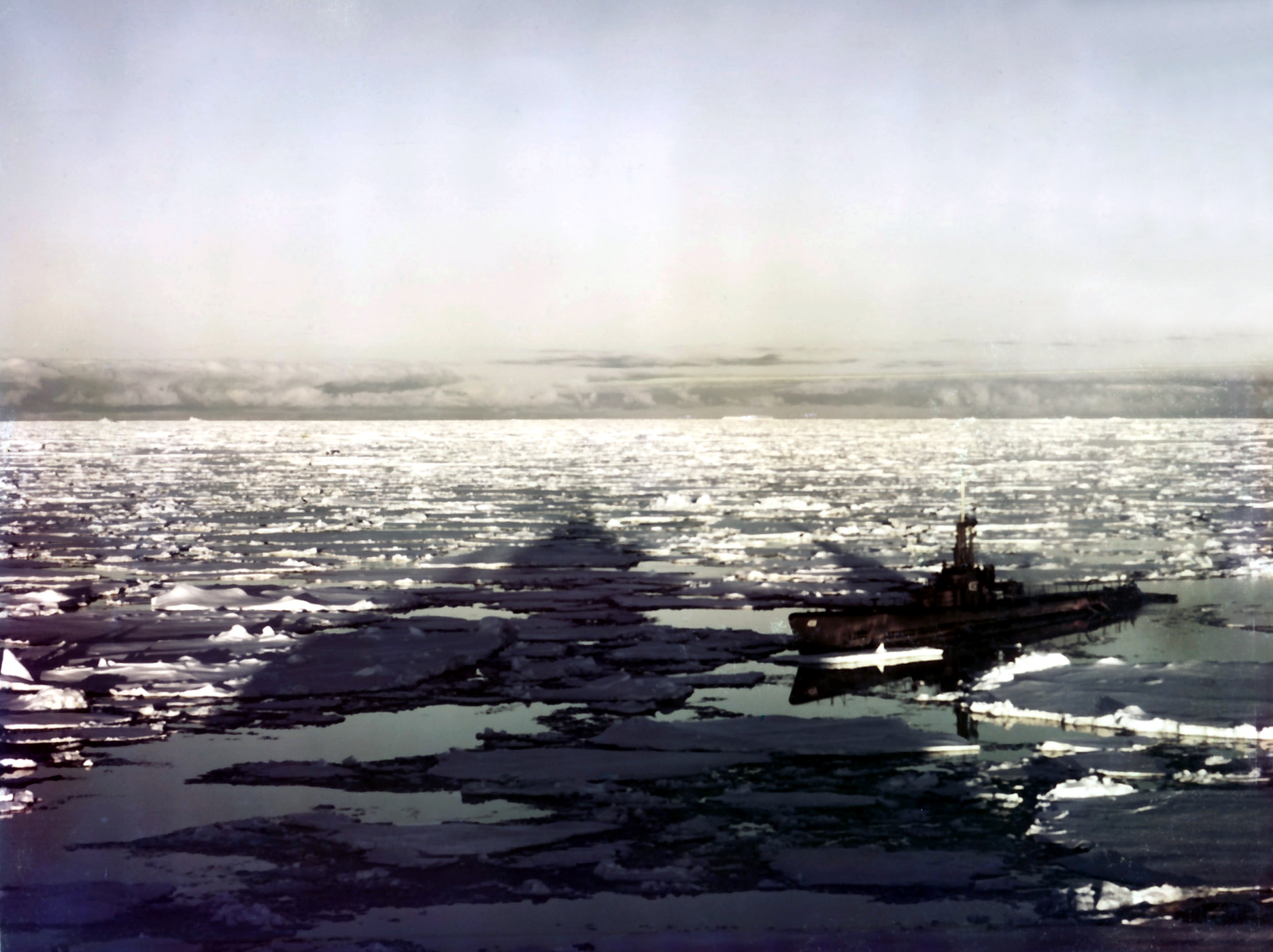 Submarino USS Sennet entre el hielo de la Antártida durante la Operación Highjump en 1947